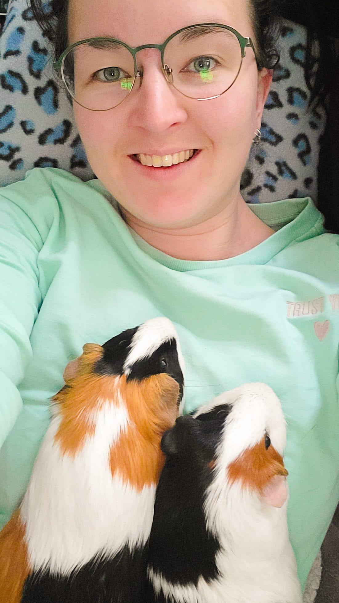 Foto van Marieke met twee caviaajtes.